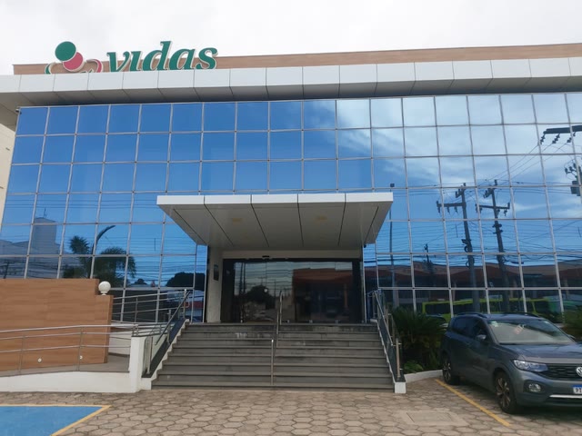 Entrada com acesso fácil e estacionamento em frente.